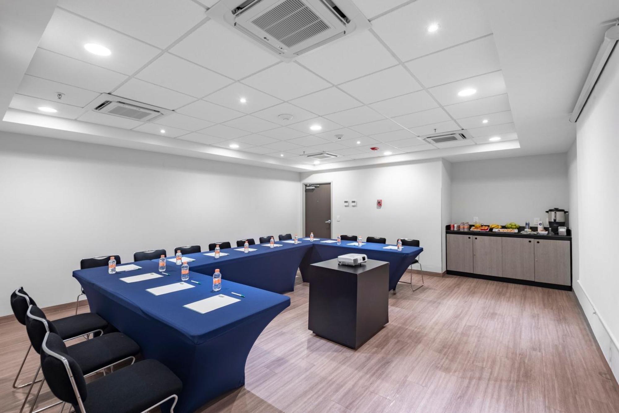 City Express Junior By Marriott Merida Altabrisa Exterior photo